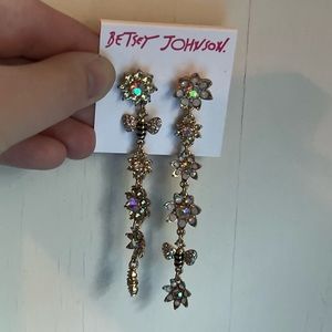 Betsy Johnson never worn earrings 🌼🐝💛